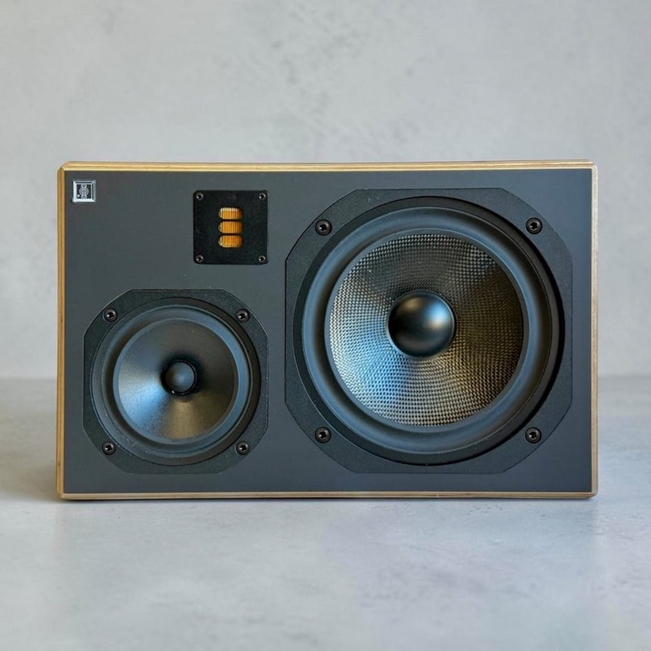Front view of the Microphase MAD PRO ONE active studio monitor